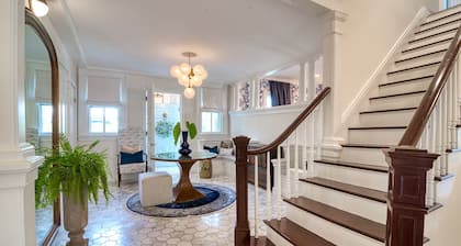 Historical New England coastal holiday home-2 min. from Ocean Beach