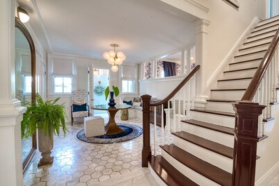 Historical New England coastal holiday home-2 min. from Ocean Beach