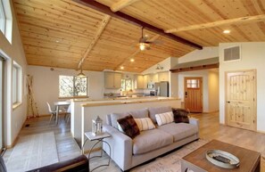 Smart TV, chimenea y impresora