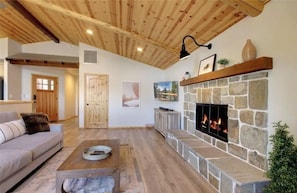 Smart TV, chimenea y impresora