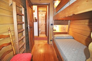 2 bedrooms, iron/ironing board, bed sheets