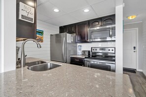 Kjøleskap, mikrobølgeovn, ovn og kokeplater