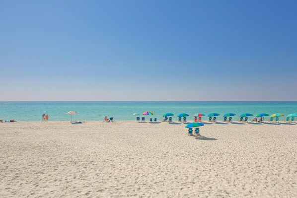 Una spiaggia nelle vicinanze
