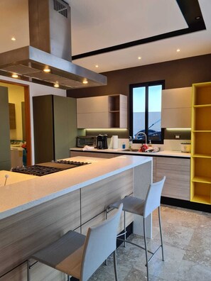 Microondas, horno, cafetera y tetera y tetera eléctrica 