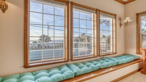 Interior - Whale's Paradise (Depoe Bay)