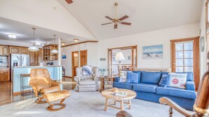 Living area - Whale's Paradise (Depoe Bay)
