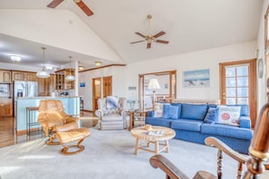 Living area - Whale's Paradise (Depoe Bay)