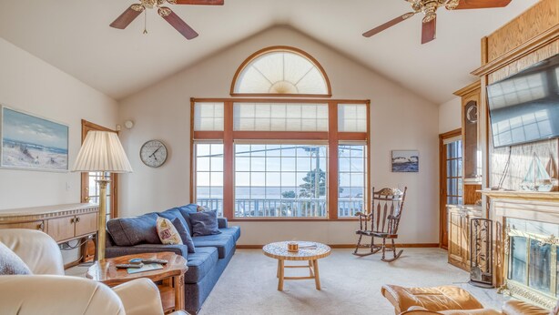 Living area - Whale's Paradise (Depoe Bay)