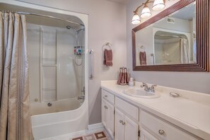 Bathroom - Whaler's Rest (Depoe Bay)