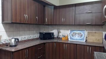 Réfrigérateur, micro-ondes, plaque de cuisson, bouilloire électrique