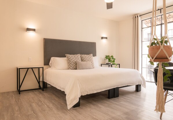 Junior Room | Desk, laptop workspace, free WiFi, bed sheets - Casa Doper Guadiana (San Miguel de Allende)