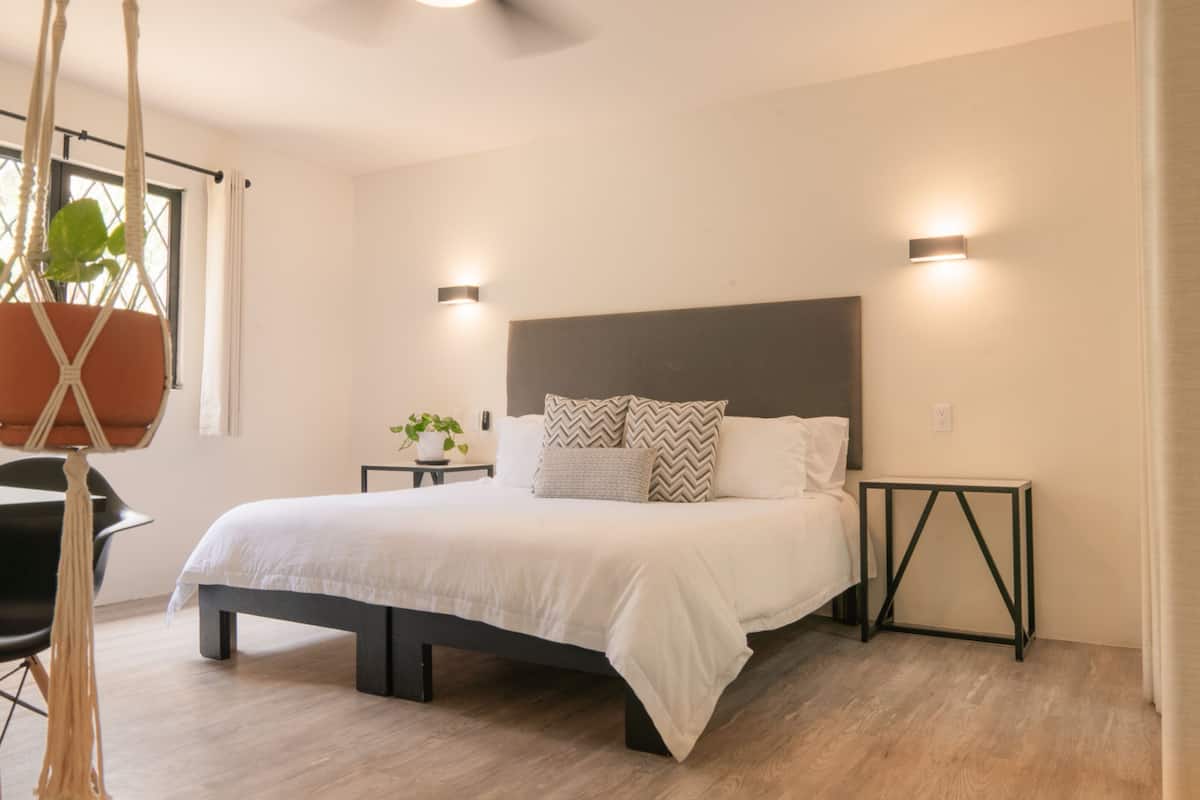 1 Schlafzimmer, Schreibtisch, laptopgeeigneter Arbeitsplatz