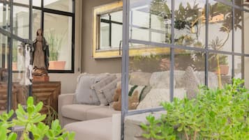 Apartment, Terrasse | Schreibtisch, laptopgeeigneter Arbeitsplatz, kostenloses WLAN