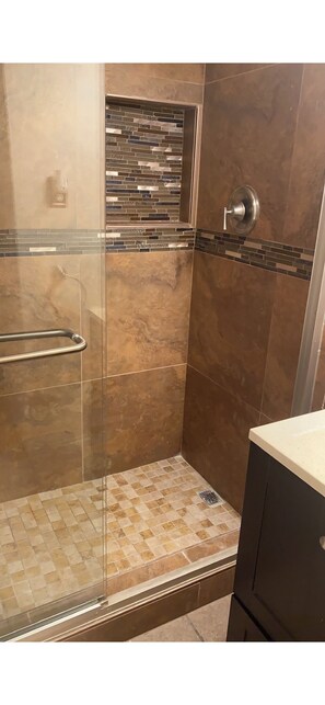 Combined shower/tub