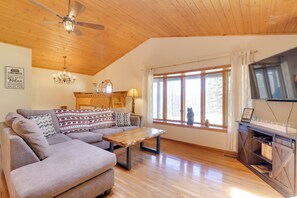 TV, fireplace - Lovely Terra Alta Cabin < 1 Mi to Alpine Lake (Terra Alta)