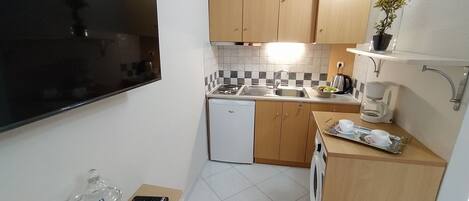 KĂŒhlschrank, Mikrowelle, Ofen, Wasserkocher mit Kaffee-/Teezubehör