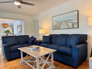 Smart TV, tavolo da ping pong, libri