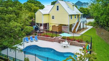 Een verwarmd zwembad