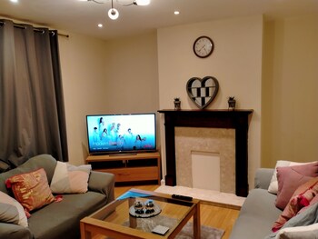 Spacious 3bed House in Walsall With Parking Onsite