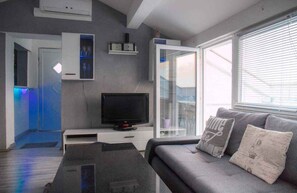 TV - Holiday apartment with lake view and balcony (Dramalj)