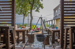 Outdoor dining - Holiday apartment with terrace and air conditioning (Dramalj)