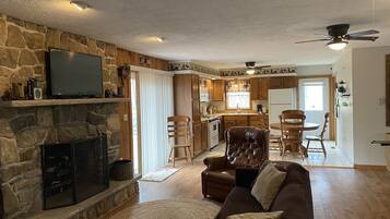 スマートテレビ、暖炉、テーブルサッカー台、書庫