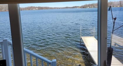 Lake Front home with with pontoon boat available for rent