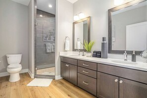 Baignoire, séchoir à cheveux, serviettes fournies
