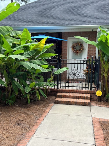 Pool-Side Paradise (Pool is for ambience only-NO SWIMMING FOR GUESTS)