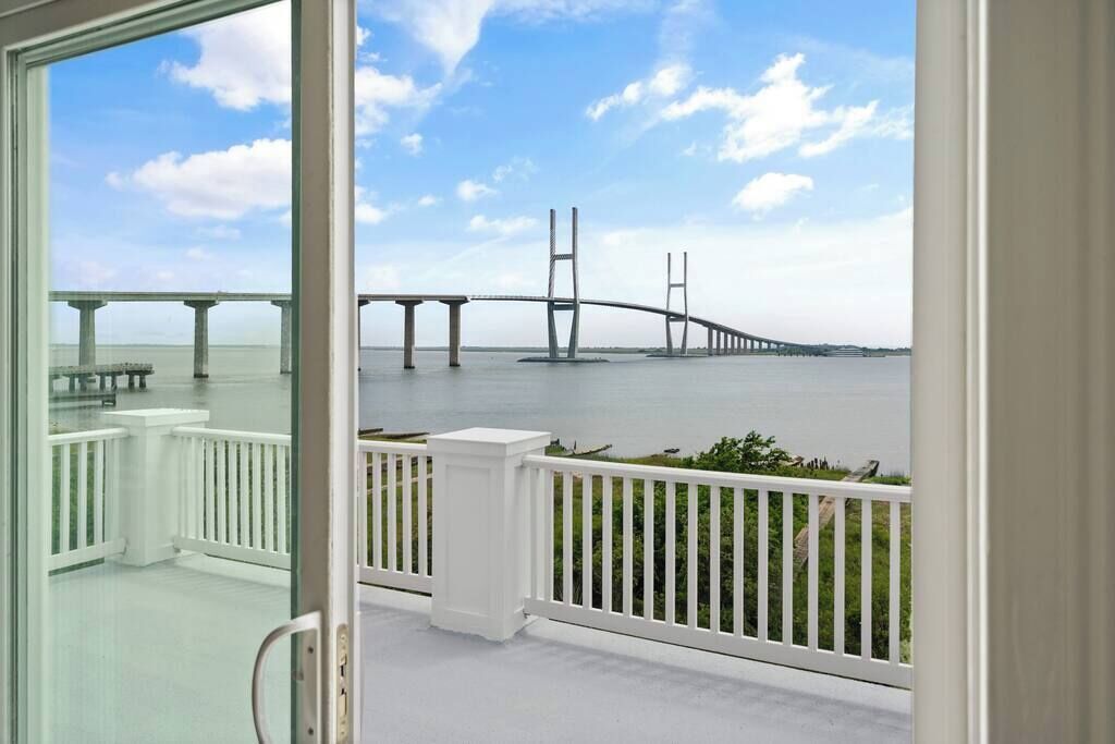 Un balcon avec vue sur un pont enjambant une étendue d’eau.