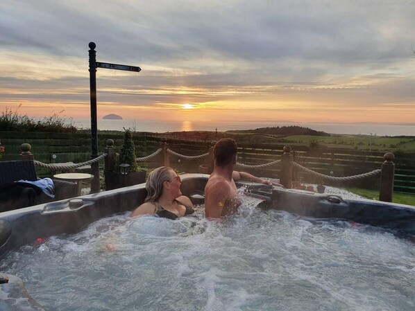 Apartment, 1 King Bed | Spa