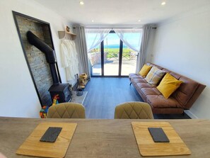 Apartment, 1 King Bed | Living room