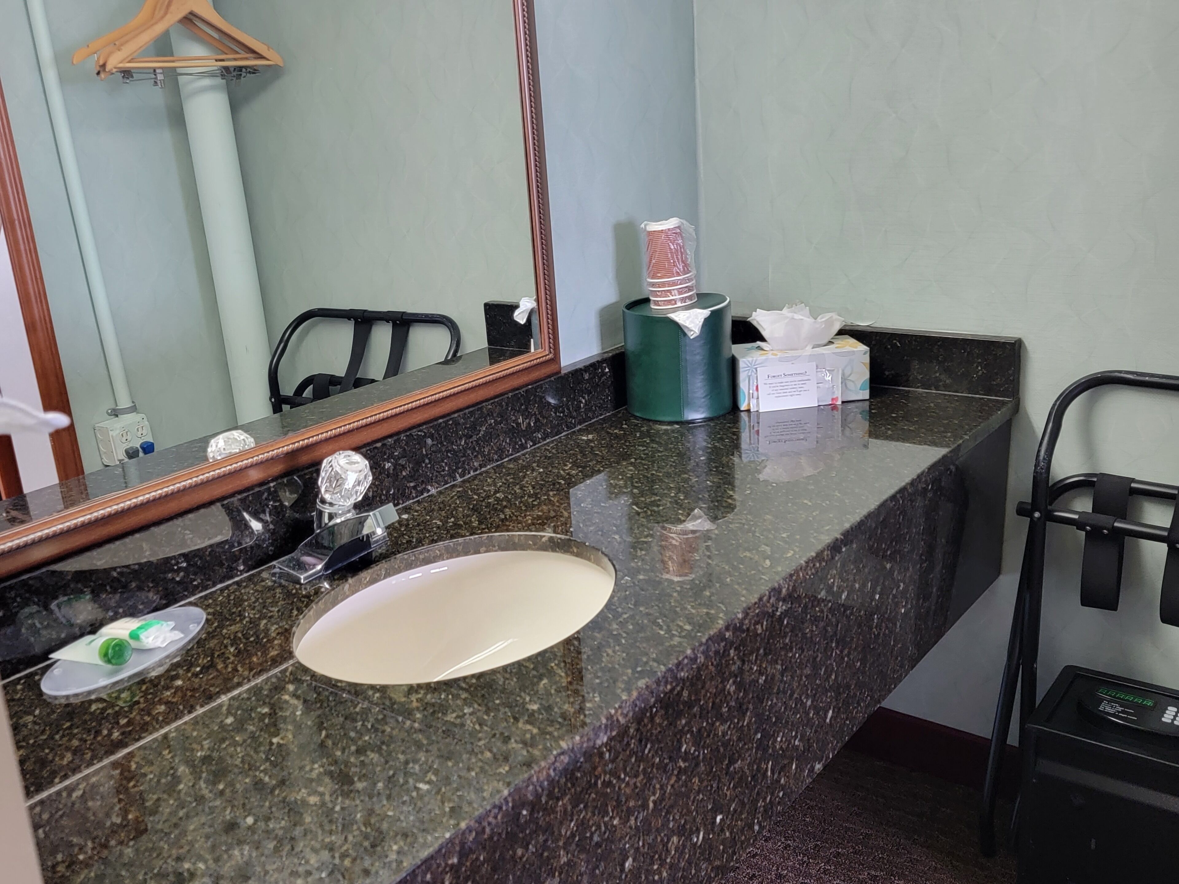 Badewanne, Haartrockner, Handtücher, Seife