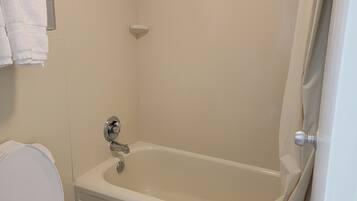 Badekar, hårføner, håndklær og såpe