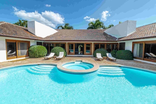 Casa de Campo Luxury Villa With Staff, Pool And Jacuzzi 6 rooms