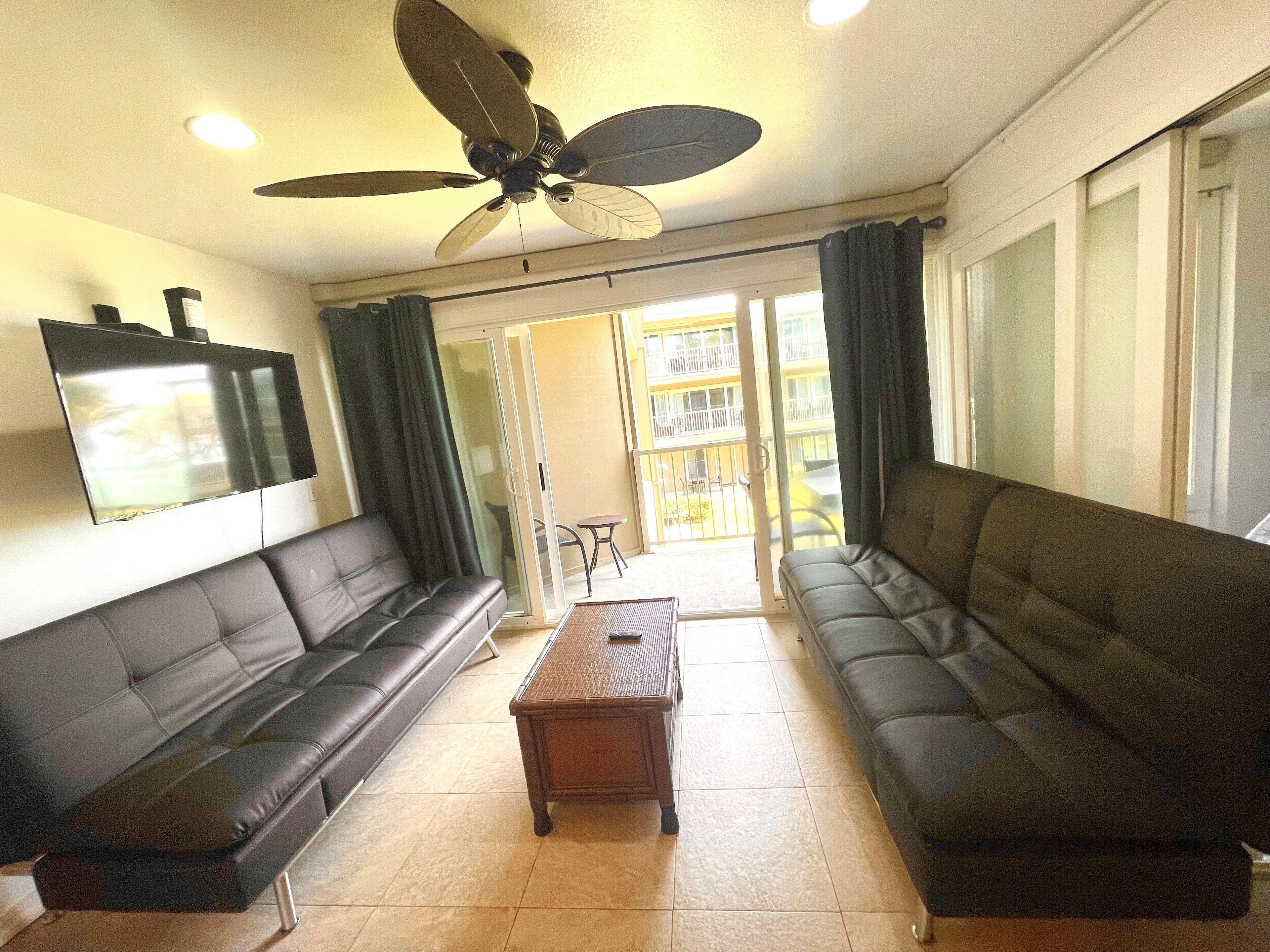 Una televisión, una mesa de tenis de mesa