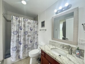 Ducha y bañera combinadas, secador de pelo, toallas y jabón
