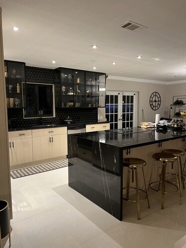 Beautiful one acre Estate 4/3 minutes