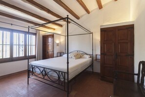 5 bedrooms, iron/ironing board, internet, bed sheets