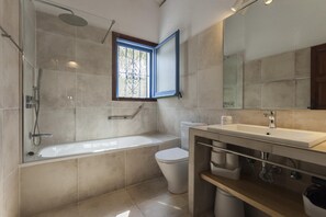 Hair dryer, towels, toilet paper - BIG HOUSE with BBQ and dining room outside (Tossa de Mar)