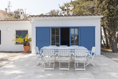 BIG HOUSE with BBQ and dining room outside
