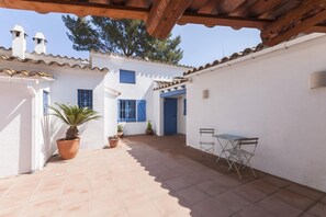 Outdoor dining - BIG HOUSE with BBQ and dining room outside (Tossa de Mar)