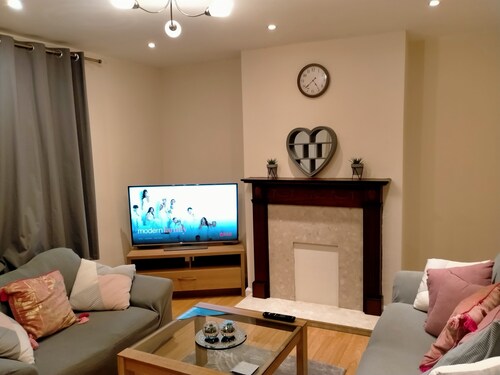 Spacious 3Bed House in Walsall with parking onsite