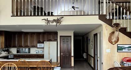 Hunting lodge adjacent to Home on Historic Register on 2 private acres with pond