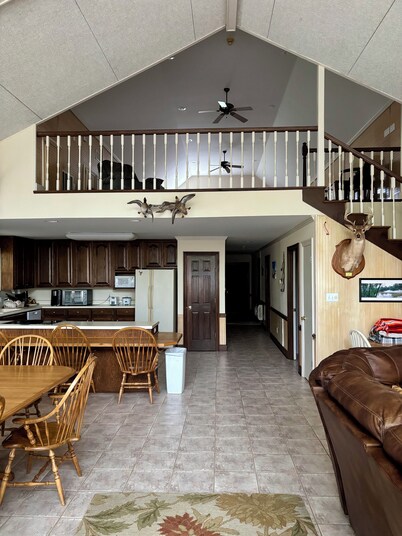 Hunting lodge adjacent to Home on Historic Register on 2 private acres with pond