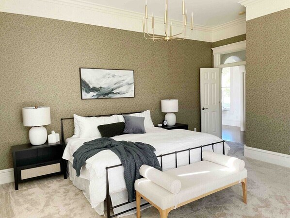 5 chambres, bureau, fer et planche à repasser, lit parapluie