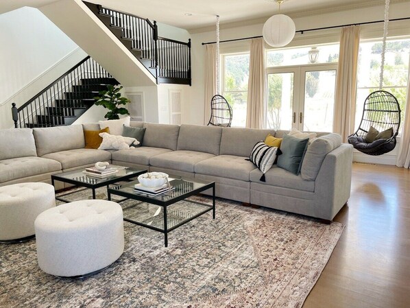 Smart-TV, Kamin, Arbeitsbereiche