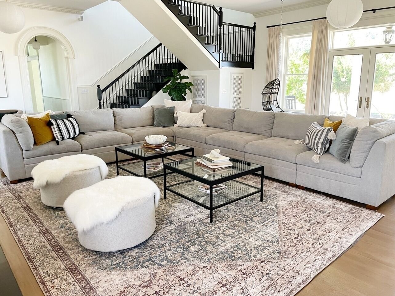 Een smart-tv, een open haard en een kantoor