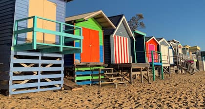 Relaxed Retreat - hot plunge pool, wood fire, pet friendly, 4pm Sun checkout.