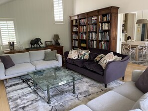Smart TV, fireplace, books, computer monitors - Relaxed Retreat - hot plunge pool, wood fire, pet friendly, 4pm Sun checkout. (Mount Martha)